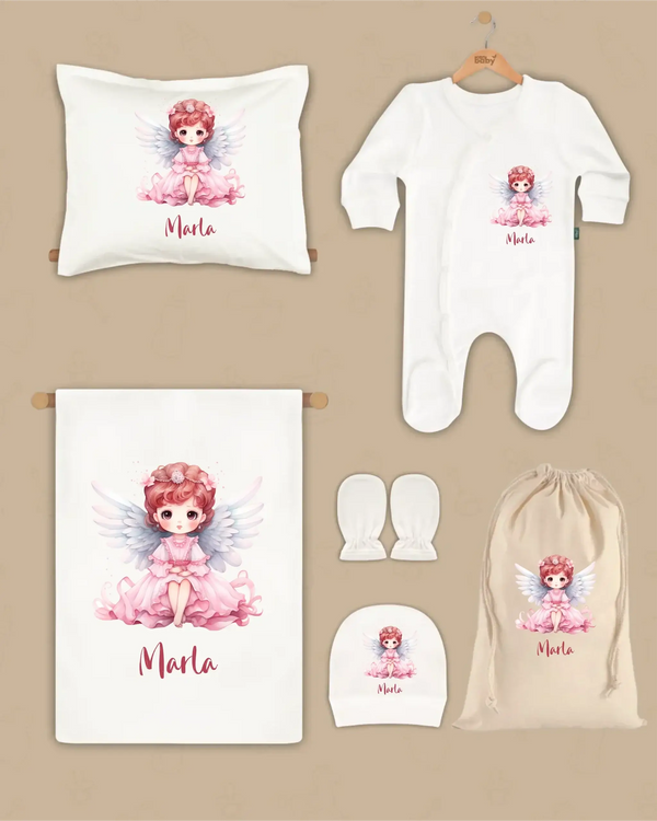 Gepersonaliseerde newborn cadeauset met een schattige engel en de naam Marla, inclusief dekentje, kussen, boxpakje en hoed.