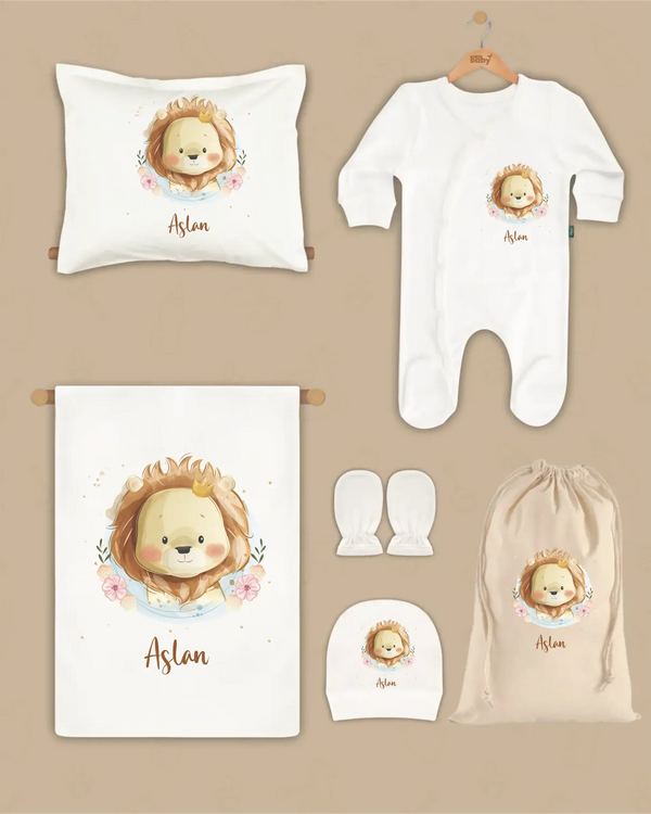 Gepersonaliseerde newborn kledingset met leeuw en naam, inclusief deken, kussen en boxpakje.