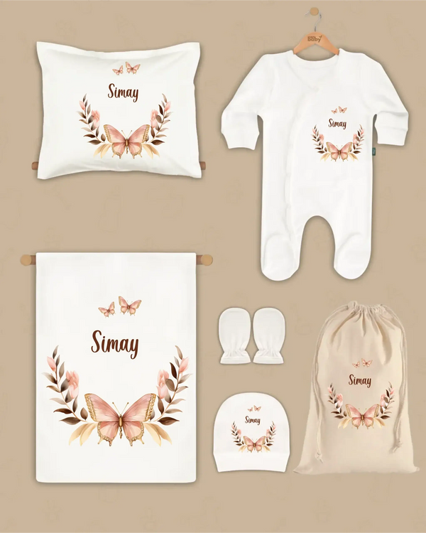 Gouden Vlinderkrans gepersonaliseerde newborn cadeauset met naam Simay, inclusief deken, kussen, boxpakje, hoed en handschoenen.
