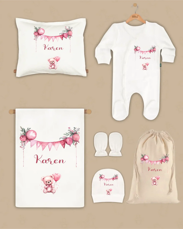 Gepersonaliseerde 6-delige newborn cadeauset met naam Karen, inclusief kussen, boxpakje, en deken.