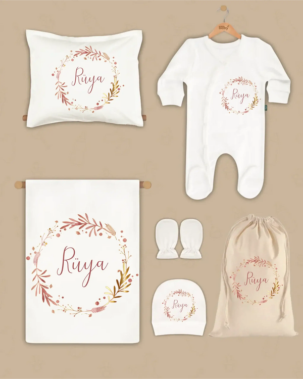 Gepersonaliseerde newborn cadeauset met naam Ruya, inclusief kussen, boxpakje, dekentje en accessoires.