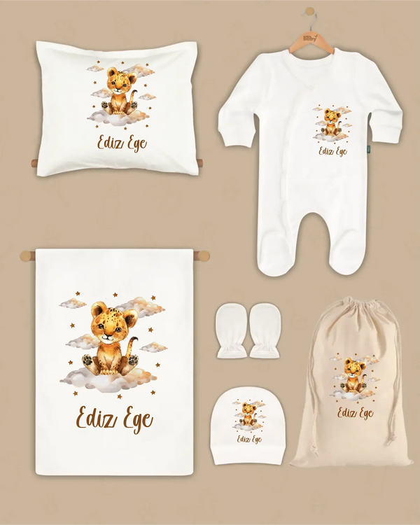 Gepersonaliseerde newborn cadeauset met leeuwtje en naam op dekje, kussen, boxpakje, hoed en zak.