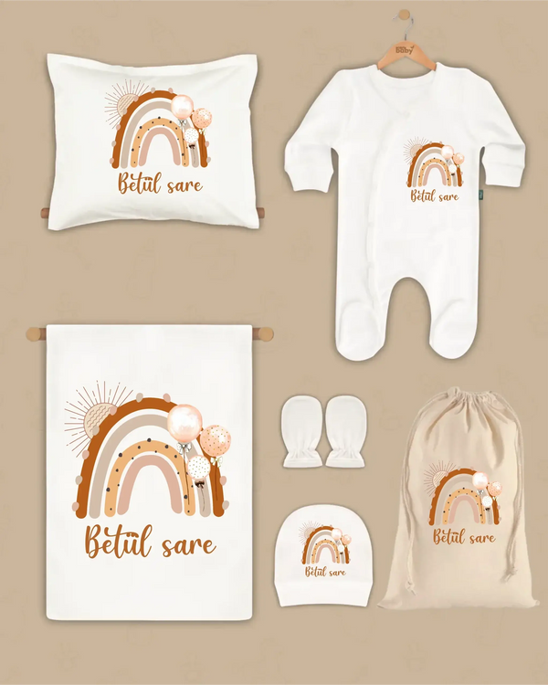 Gepersonaliseerde newborn cadeauset met de naam Betül Sare, inclusief dekentje, kussen, boxpakje, muts en handschoenen.