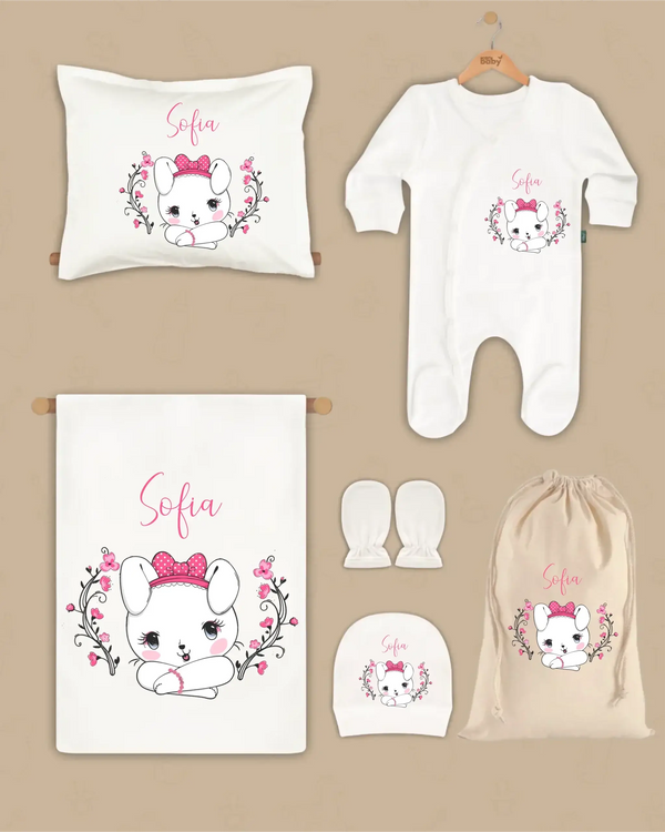 Gepersonaliseerde newborn cadeauset met de naam Sofia: dekens, kussen, boxpakje, hoed en handschoenen.