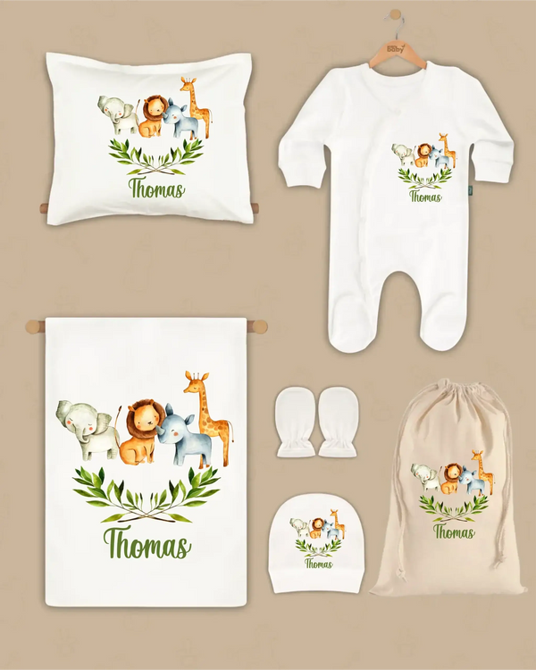 Gepersonaliseerde newborn set met naam 'Thomas': kussen, boxpakje, deken, hoed en handschoenen.
