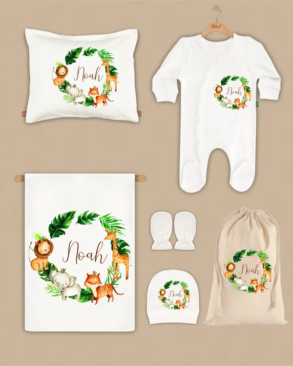 Gepersonaliseerde 6-delige newborn cadeauset met jungle dieren en naam Noah, inclusief dekentje, kussen en boxpakje.