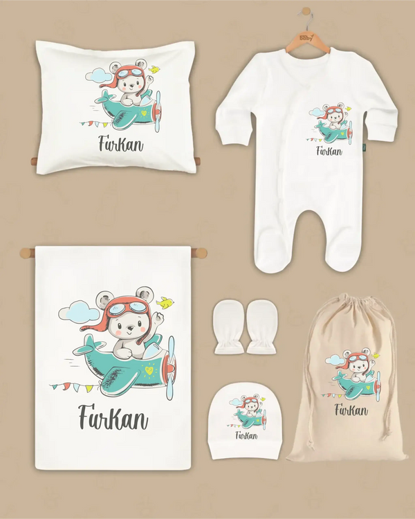 Gepersonaliseerde 6-delige newborn cadeauset met schattige vliegtuigbeer en naam, ideaal voor pasgeborenen.