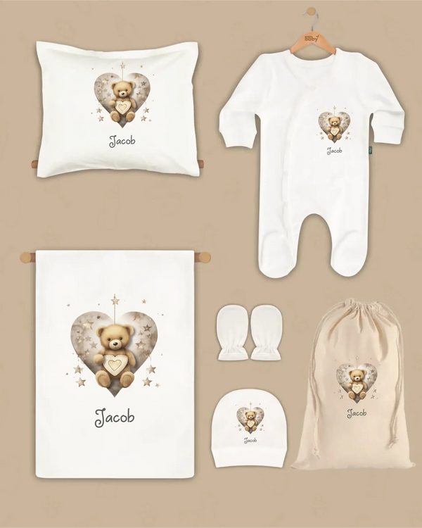 Gepersonaliseerde newborn kledingset met teddybeer voor Jacob, inclusief dekentje, kussen, boxpakje, hoed en handschoenen.