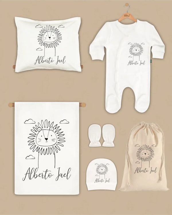 Gepersonaliseerde newborn cadeauset met naam, inclusief deken, kussen, boxpakje, hoed en mittens.