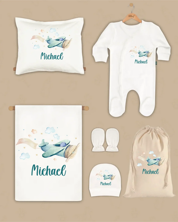 Gepersonaliseerde newborn cadeauset met vliegtuigontwerp en naam Michael, inclusief kussen, boxpakje en deken.