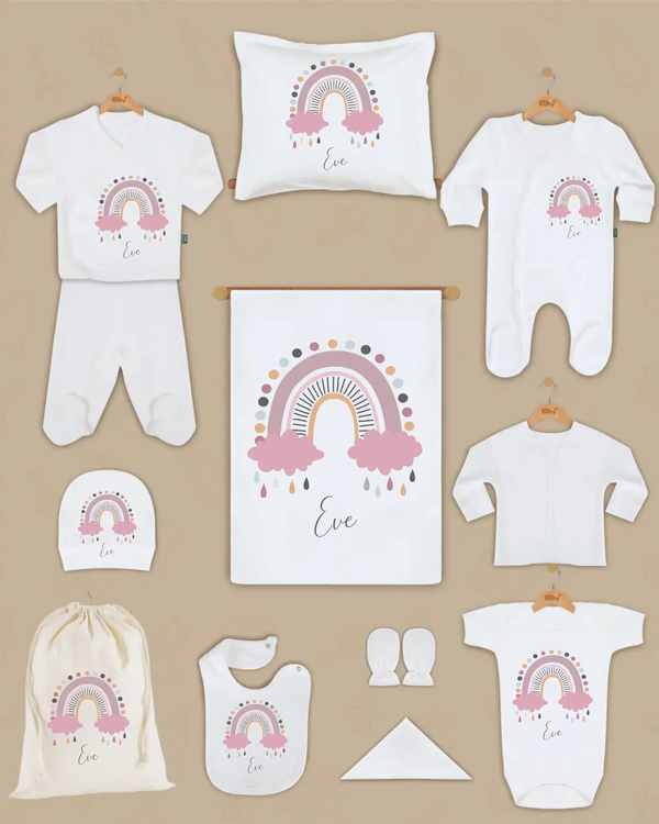 Pastel regenboog gepersonaliseerde baby zetten met naam op biologische katoenen kleding en accessoires.