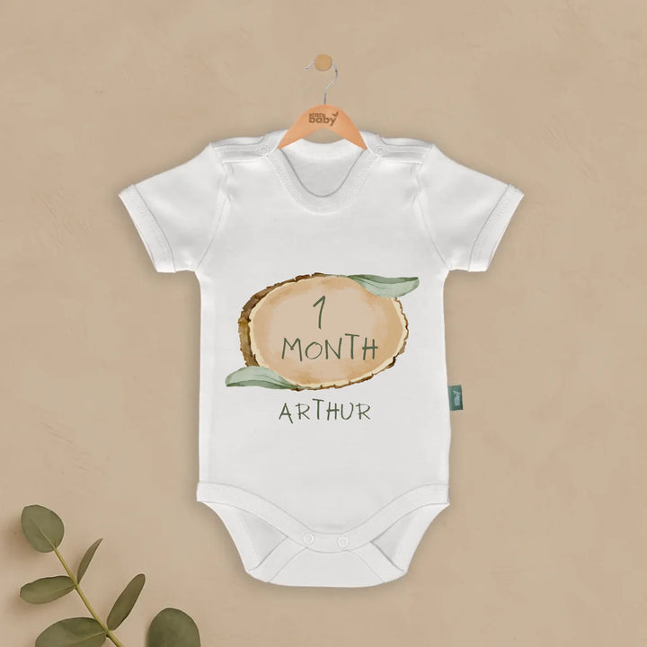 Gepersonaliseerde rompertje voor baby met '1 MONTH' en naam 'Arthur' voor mijlpaalmomenten.
