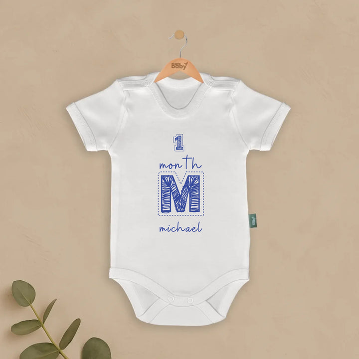 Witte babyr romper met de tekst '1 Month' en de naam 'Michael', perfect voor mijlpalen van baby's.