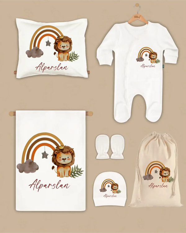 Gepersonaliseerde newborn cadeauset met leeuw en regenboog, inclusief kussen, boxpakje en hoed.