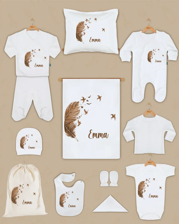 Gepersonaliseerde 12-delige babyset met naam Emma in biologisch katoen, inclusief kleding en accessoires.