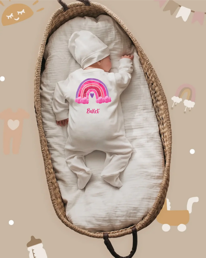 Gepersonaliseerde newborn kledingset met regenboog en naam, perfect voor pasgeboren baby's.