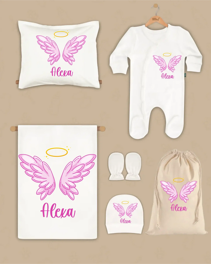Gepersonaliseerde newborn kledingset met naam Alexa, inclusief deken, kussen, boxpakje, hoed en handschoenen.