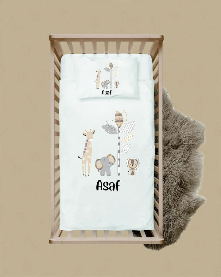 Gepersonaliseerd dekbedovertrek met dierenprint en naam Asaf voor het ledikant in een kinderkamer.