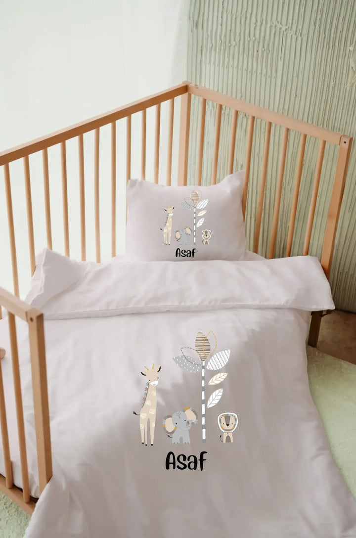 Gepersonaliseerd 3-delig dekbedovertrek met naam Asaf en leuke safari dieren in babykamer.