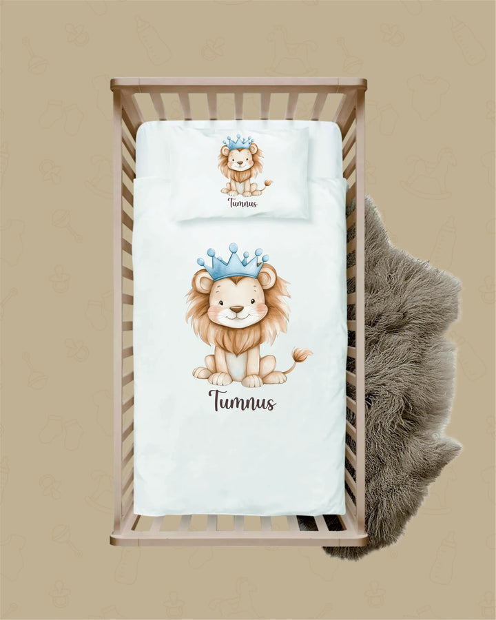 Leeuwen dekbedovertrek met een schattige kroon leeuw en naam Tumnus, perfect voor een kinderkamer.