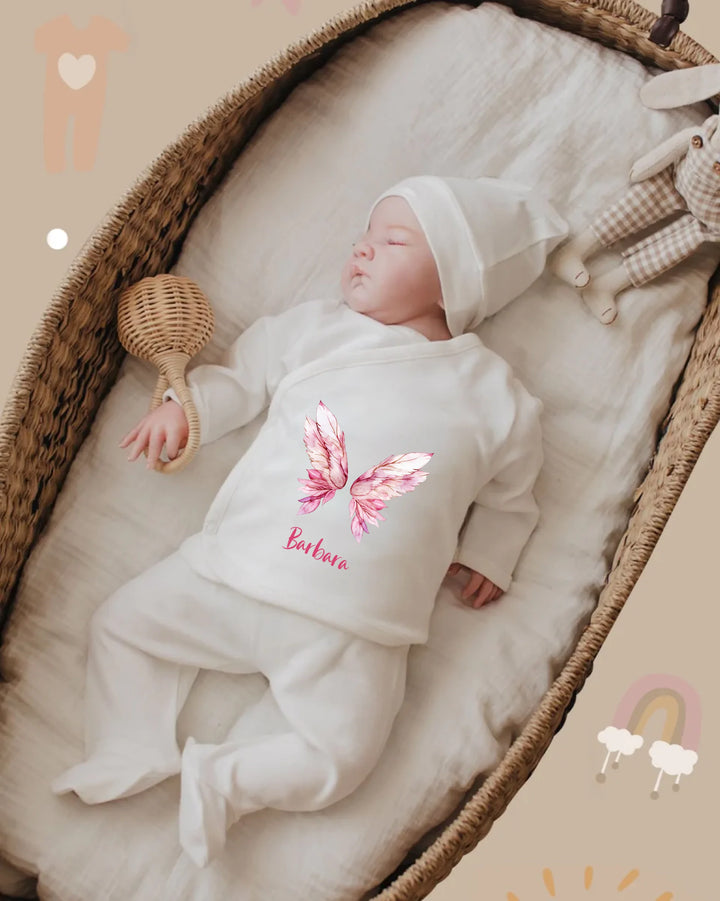 Gepersonaliseerde baby met een vlinderprint in een zachte 5-delige set, gemaakt van biologisch katoen.