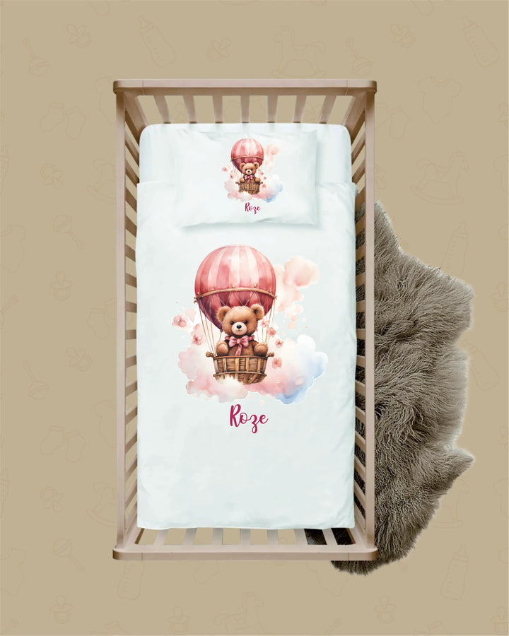 Beren gepersonaliseerd dekbedovertrek met beren en luchtballon print voor ledikant in roze tint.