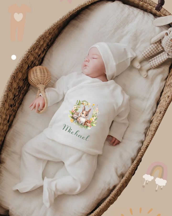 Slaapkamer met een baby in gepersonaliseerde babykleding, gemaakt van biologisch katoen, met schattige dierenprint.