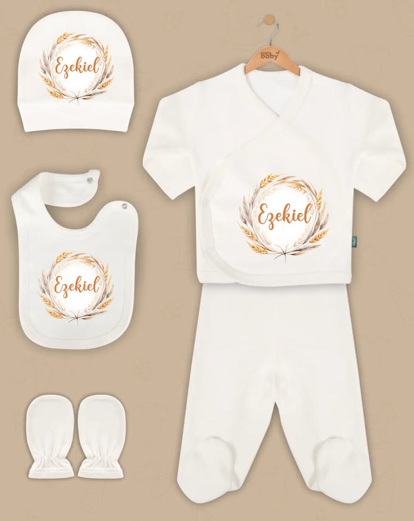 Gepersonaliseerde babykledingset met naam, inclusief muts, shirts, slab en broek in biologisch katoen.