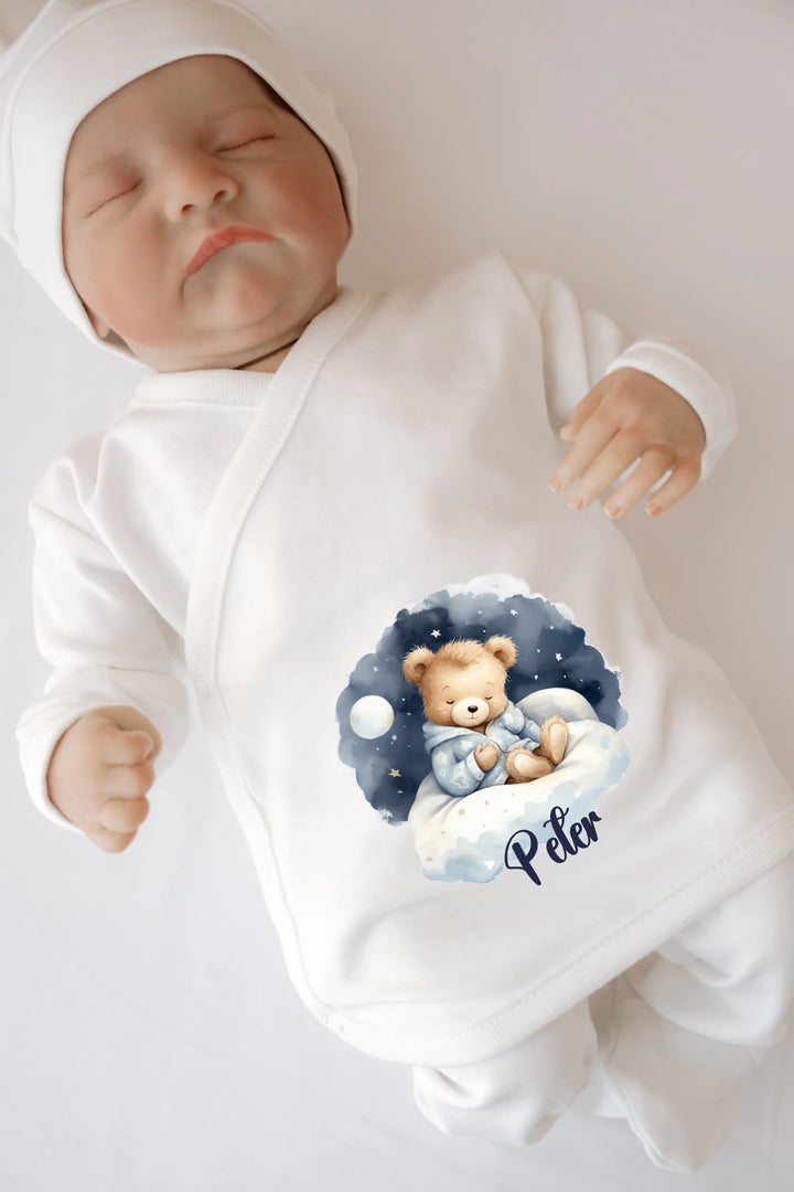 Gepersonaliseerde babyoutfit met teddybeer ontwerp en naam Peter, in zachte blauwe wolkenstijl.