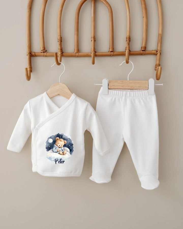 Gepersonaliseerde babykledingset met teddybeer en naam, witte romper en broek, perfecte kraamcadeau.