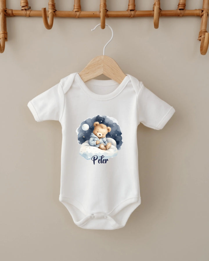 Gepersonaliseerde romper met teddybeer en naam Peter, in zachte blauwe wolkenstijl, perfect kraamcadeau.