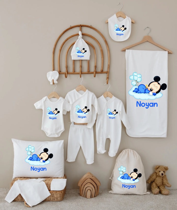 Gepersonaliseerde babyset met slaapmuisje en naam Noyan, 12-delige set voor pasgeboren jongen in blauw design.