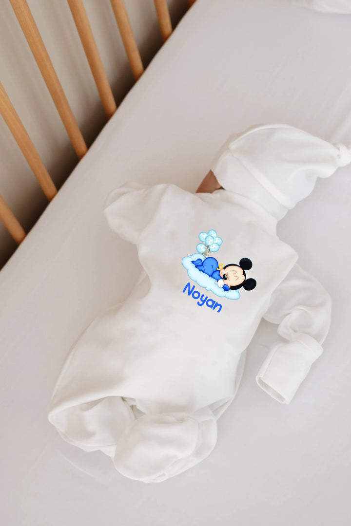 Witte romper met Mickey Mouse design en de naam Noyan in blauw, perfect voor een pasgeboren jongen.