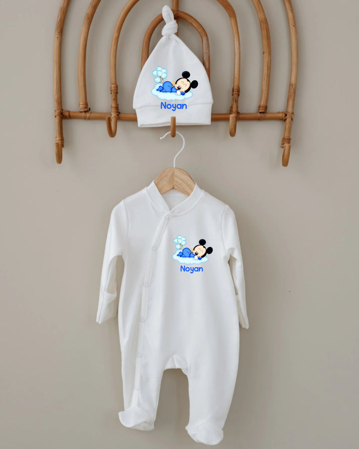 Gepersonaliseerde babyset met romper en mutsje in wit met blauw en Mickey Mouse, met naam Noyan.