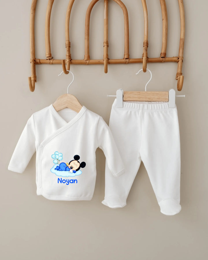 Witte baby outfit met Mickey Mouse en naam Noyan, perfect voor newborns.