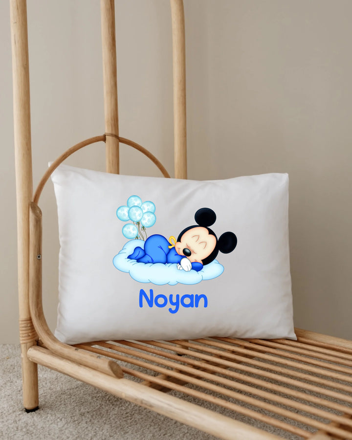 Vrolijk kussen met slaapmuisje en de naam Noyan, perfect voor een kinderkamer.