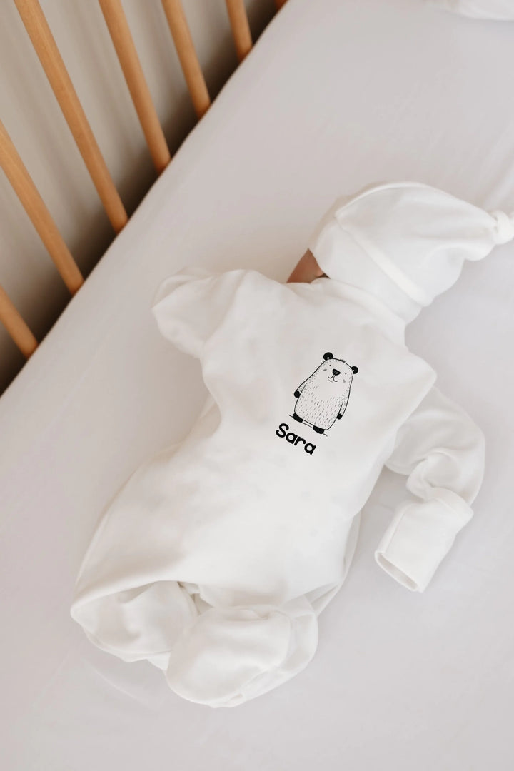 Gepersonaliseerd wit romper en mutsje met panda-illustratie en naam 'Sara' voor baby