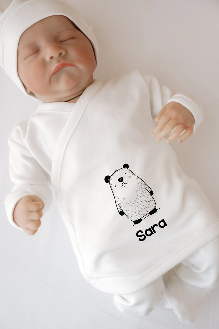 Gepersonaliseerde baby in witte romper met een schattige panda en de naam Sara.