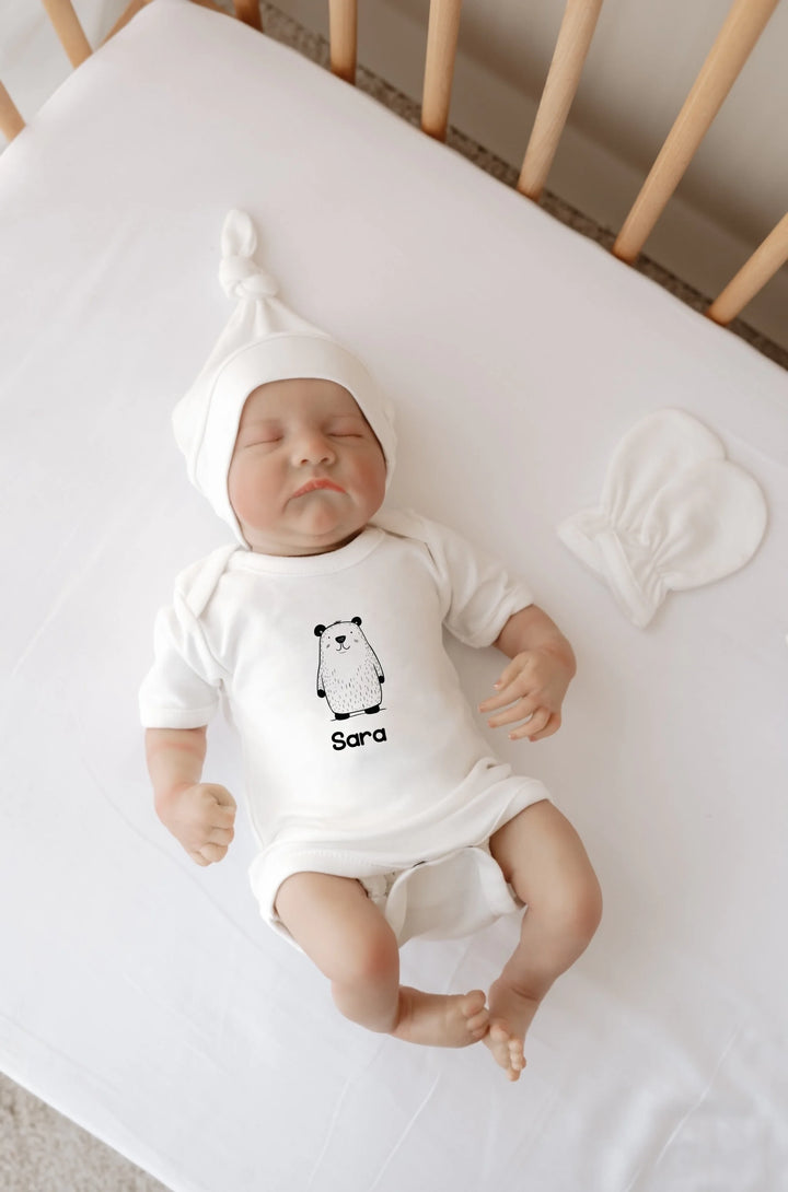 Gepersonaliseerde 12-delige babyset met minimalistische panda-illustratie en naam Sara.