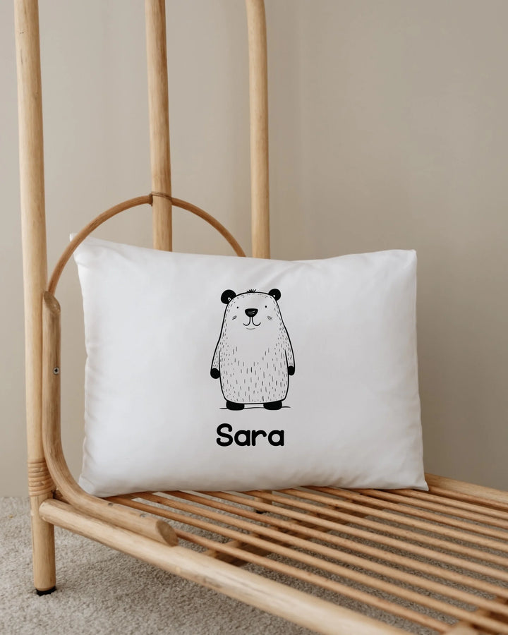 Gepersonaliseerd kussen met handgetekende panda en naam Sara, ideaal voor kinderkamerdecoratie.