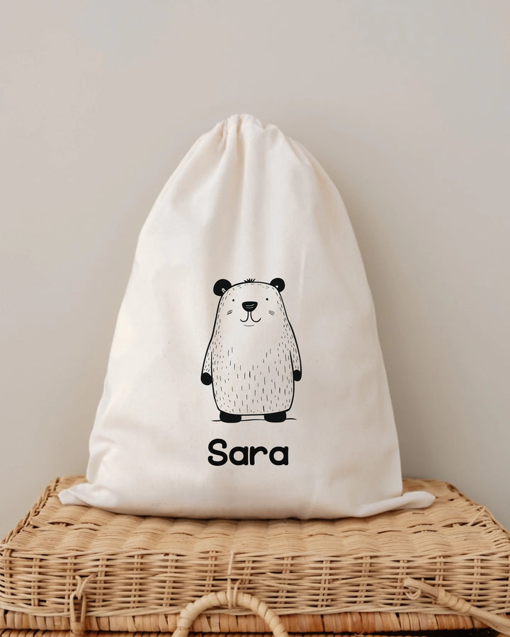 Minimalistische babyrugzak met handgetekende panda en de naam Sara erop, ideaal voor persoonlijke spullen.