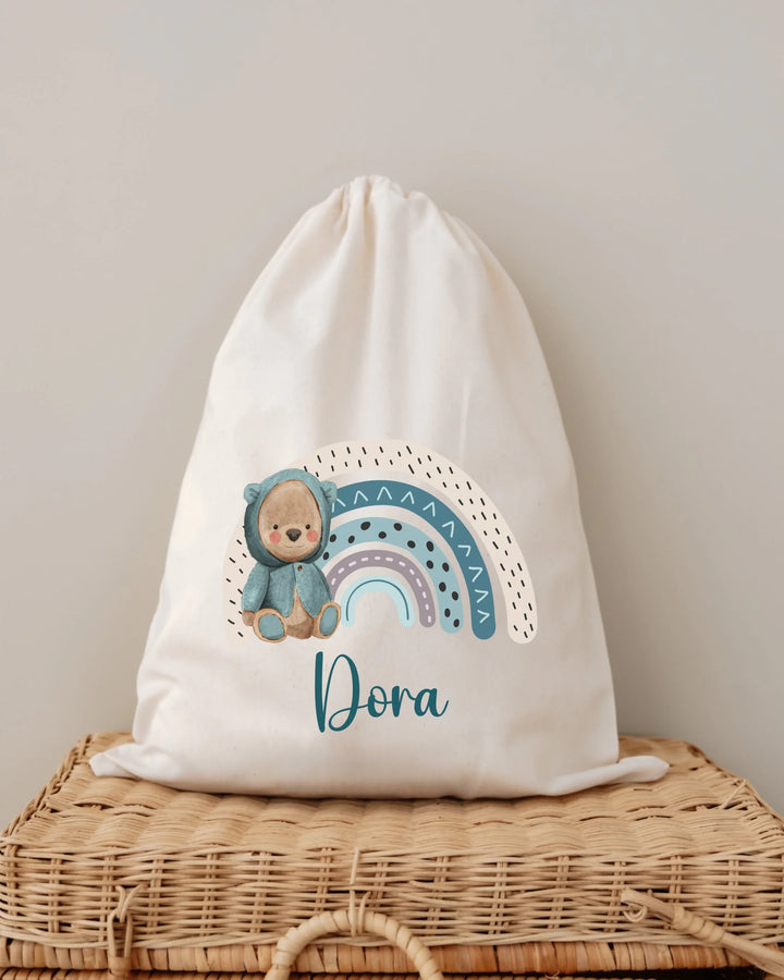 Gepersonaliseerde tas met regenboogprint en teddybeer voor kinderen, naam Dora erop.