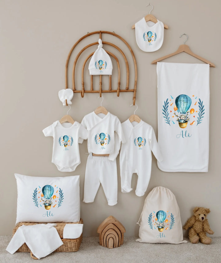 Gepersonaliseerde 12-delige babykleding set met luchtballon en naam, perfect voor een avontuurlijk geboortethema.