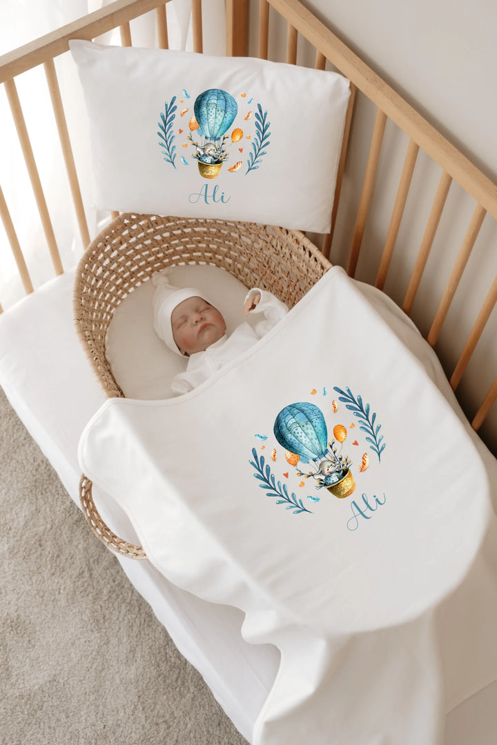 Gepersonaliseerde babybedset met luchtballon en naam, perfect voor een schattig geboortethema.