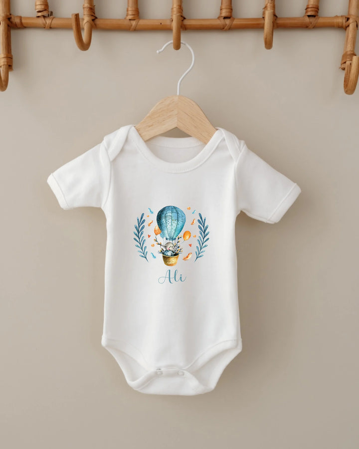 Witte romper met luchtballonprint en de naam 'Ali', perfect voor een schattige babyoutfit.