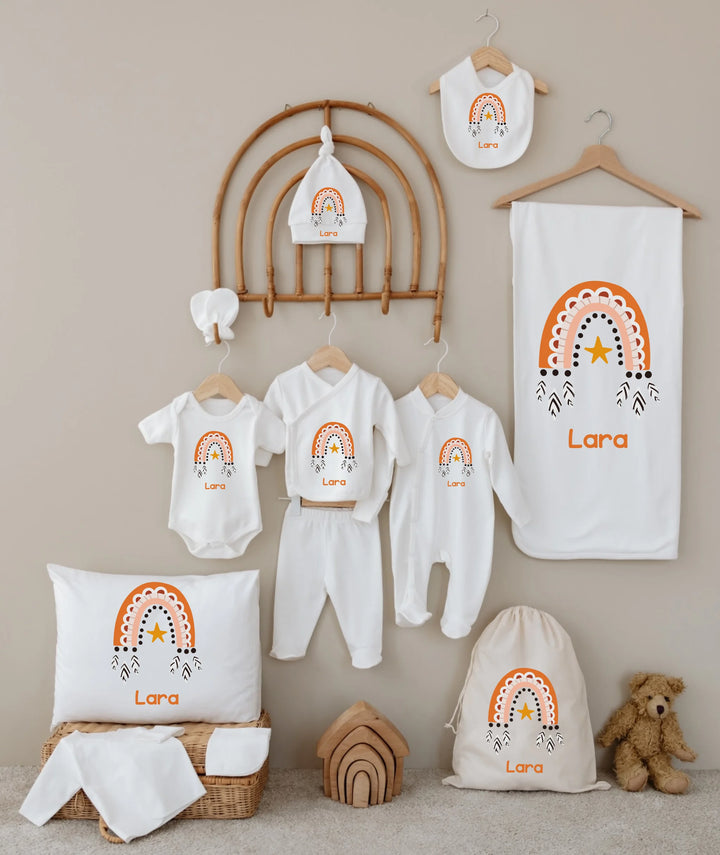 Gepersonaliseerde 12-delige babyset met regenboogdesign en de naam Lara, perfect voor een vrolijke stijl.