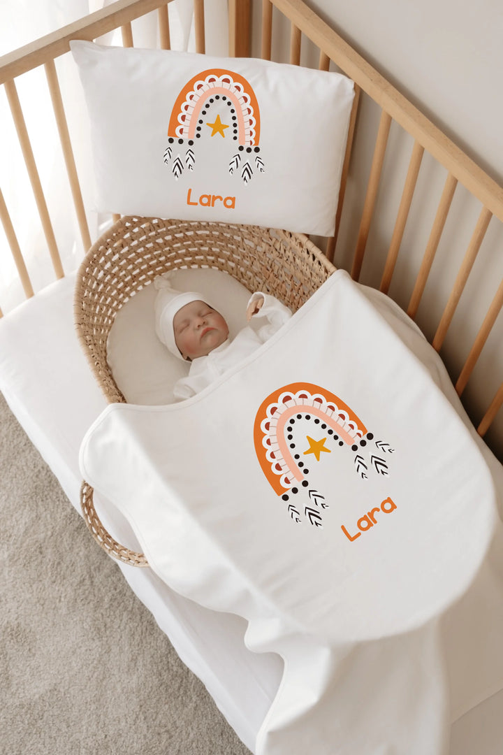 Gepersonaliseerde babyset met oranje regenboog en naam Lara, perfect voor een kleurrijk en vrolijk slaapdecor.