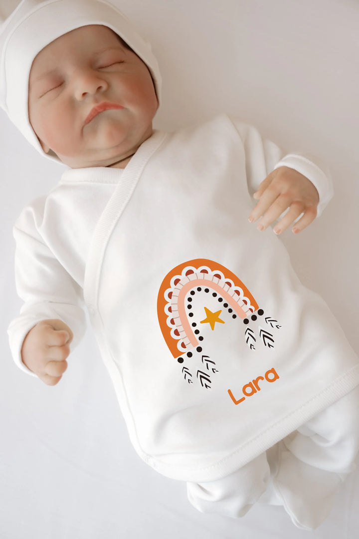 Gepersonaliseerd overslagtruitje voor baby's met regenboogdesign en naam 'Lara', perfect voor een vrolijke start.