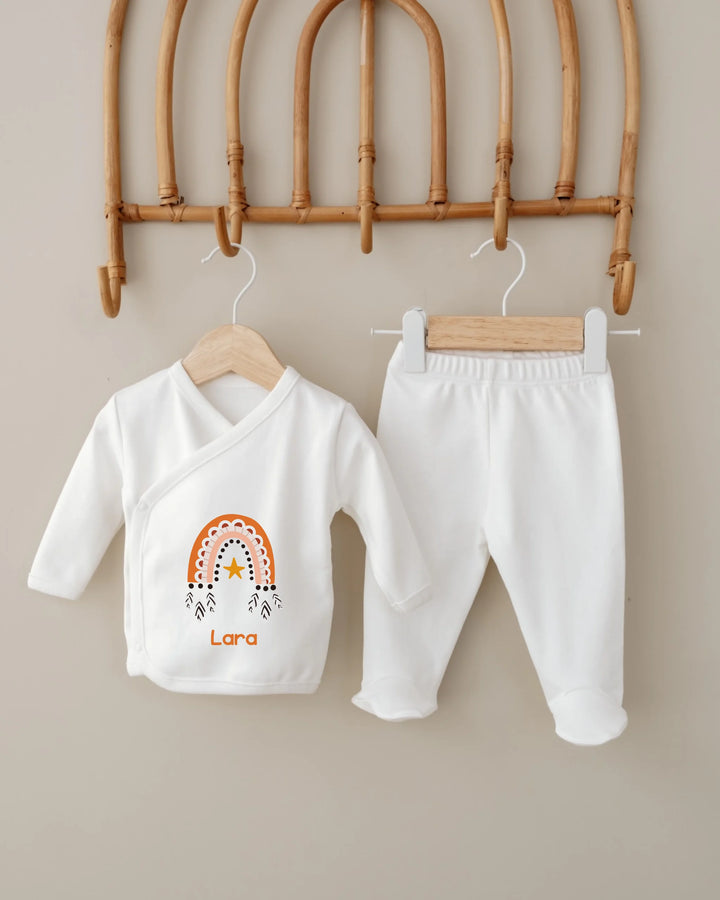 Gepersonaliseerd baby outfit met regenboogdesign en naam 'Lara', ideaal voor vrolijke en kleurrijke gelegenheden.