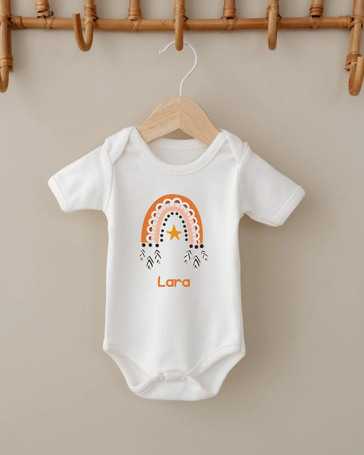 Witte romper met oranje regenboogdesign en de naam Lara, perfect voor een gepersonaliseerd cadeau voor meisjes.